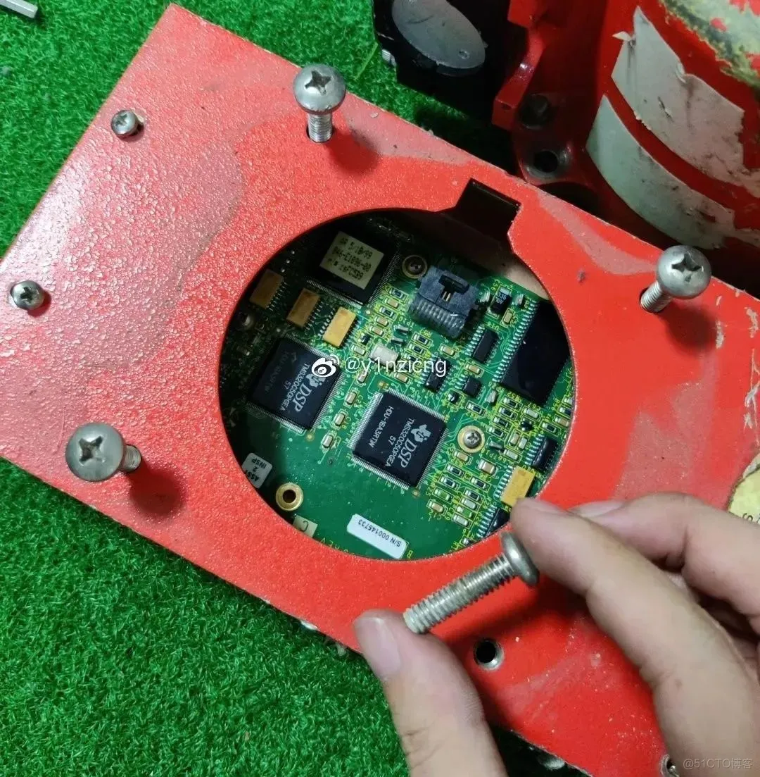拆解飞机黑匣子，看看内部构造、PCB及芯片！_verilog_12